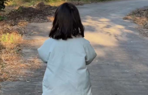 广西小女孩在村口大喊“我回来了”,全村狗狗顺着声音奔来。网友：小时候也有狗追我 但画风没这么温馨