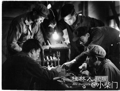 1965年，桂林阀门厂的工作人员正在进行技术攻关。 谢杰民 摄.jpg