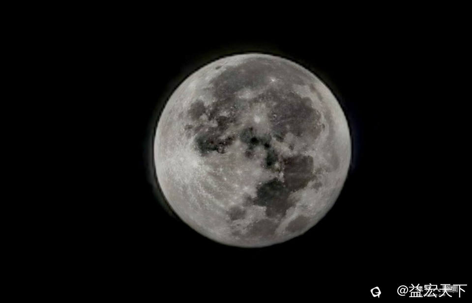 八月 十五的月亮十八圆，余闲拂晓赏银盘。