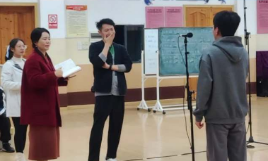 歌手龚琳娜声音行动公益行来到桂林，教聋哑孩子们“说”我爱你！