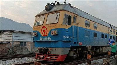 桂林街頭又見東風(fēng)火車頭，滿滿童年回憶