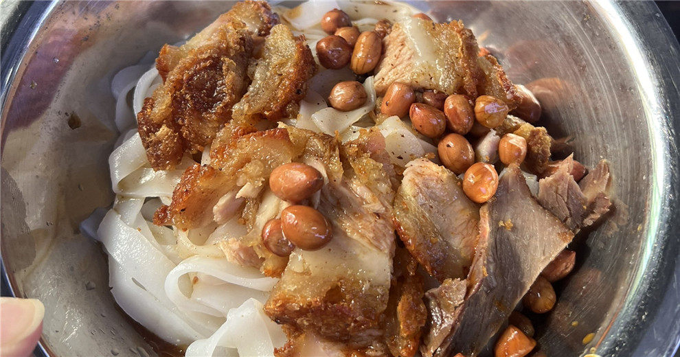 这家米粉这么偏还有这么多人来吃