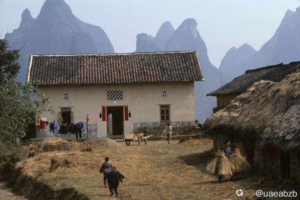 1984年的桂林，由外国摄影家Peter Charlesworth拍摄，在阳朔的一处农村，一座新建的农家瓦房矗立在群山之下 ...