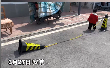好事干不完根本干不完，小宝宝见路障桩倒地去扶  扶了这边那边倒扶了那边这边倒，扶下门口两个锥筒，走了三万步