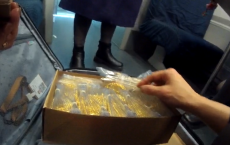 珠宝公司新员工将12公斤黄金忘在高铁上，价值近2000万元！幸好被列车长发现：箱子重得要两个人抬