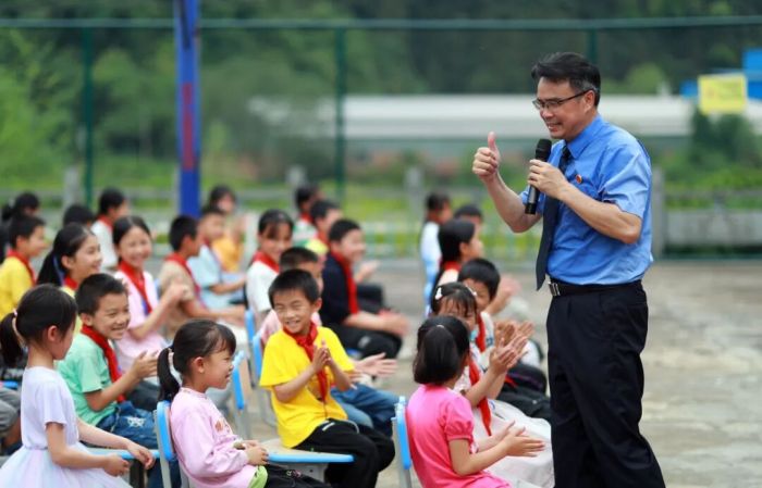 2.赖家明在双江小学给学生上法治课。 （桂林日报刘教清供图）.JPG