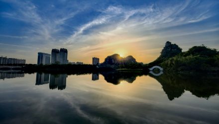 余晖斜阳霁 晚霞散天际