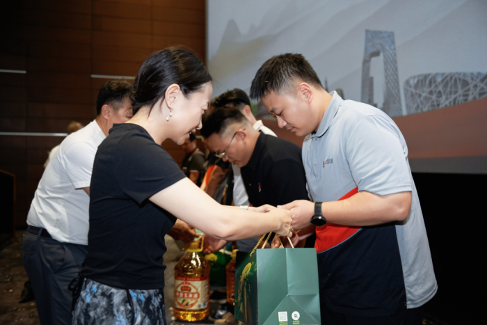 桂林市“‘七一’红色观影”温暖城市骑手