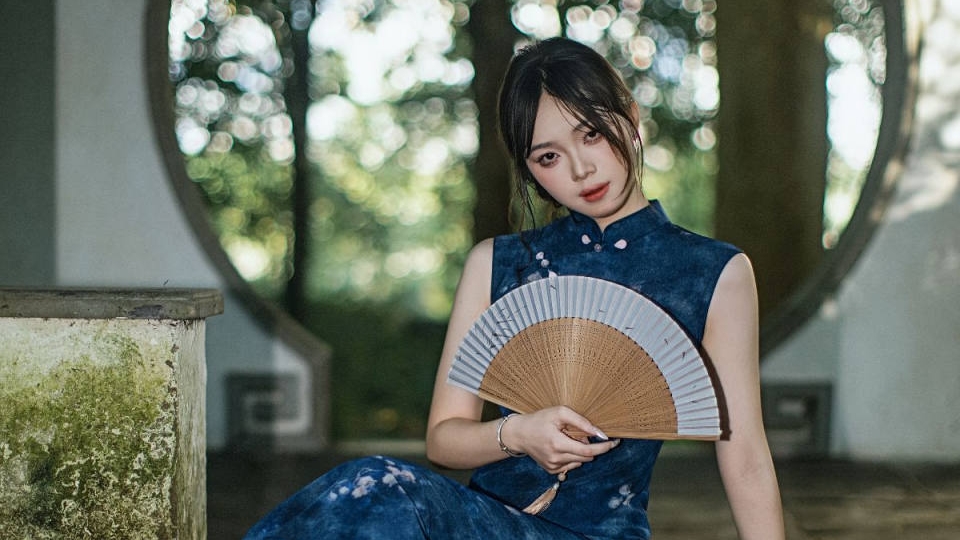 青衣折扇，夏日绿荫