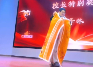 学校把奖状做成毛毯奖励给学生，网友:客人来家里高低得拿出来给他们盖盖