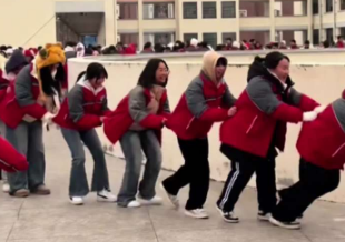 这就是青春的样子！桂林高中生在天台冰面玩耍超欢乐