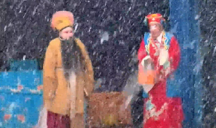 零下8℃的暴雪中，22名豫剧演员坚持为台下唯一观众唱完全场！只要开场了就得演完，这是规矩