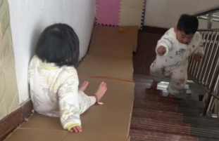 有爱又有才！桂林一奶奶自制滑滑梯给宝宝玩