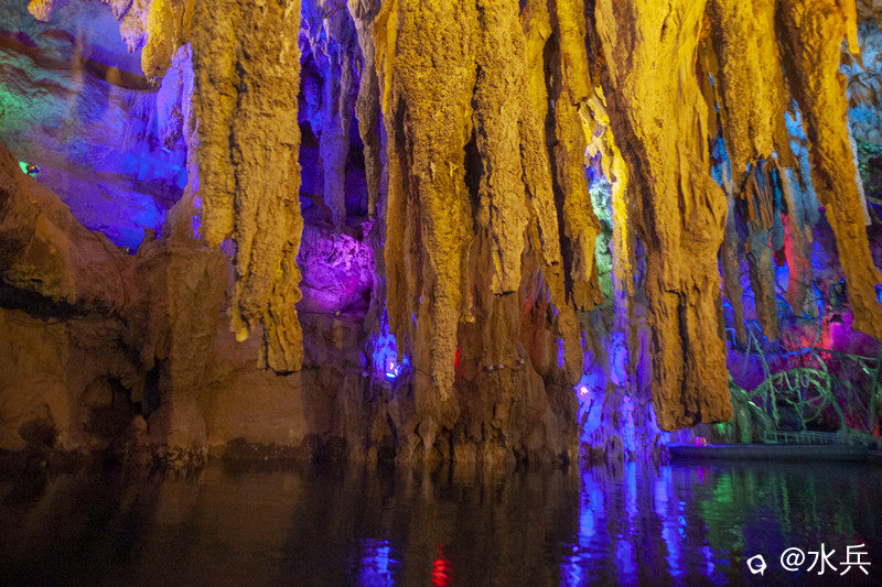 神奇五彩斑斓溶洞组照（六）.jpg
