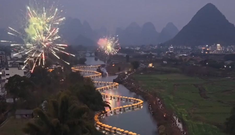 陽朔遇龍河春節(jié)游金龍
