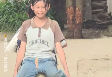 男子开车偶遇广西女孩背身坐扭扭车，不禁让人想起了童年的快乐时光！网友：终于明白小时候为什么有陌生人盯着看了！