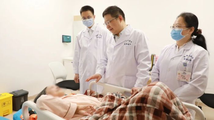 图为湘雅二医院心血管内科专家刘启明在为患者进行义诊.JPG