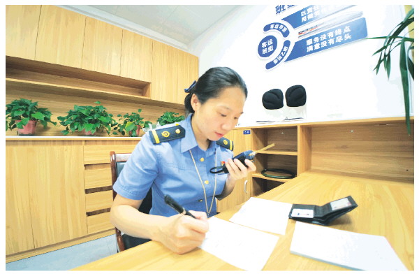 高铁站的中秋：他们送旅客回家，自己却在站台&ldquo;赏月&rdquo;