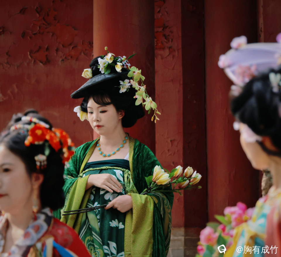 宋城墙汉服人像 (23).jpg