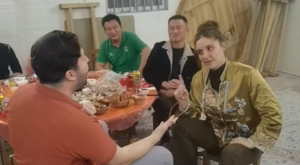 两个荷兰人现场猜拳“抢”广西扣肉，网友: 老外都会了 ，我一个广西人还不会