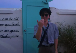 男生“推开世界的门”正好遇到大爷，大爷：现在海边服务那么好了吗？还有门童