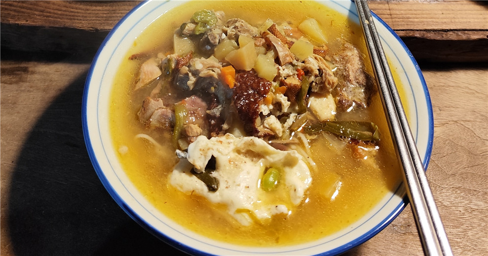 一人独享的周末慢生活，炭火煮面条吃夜饭