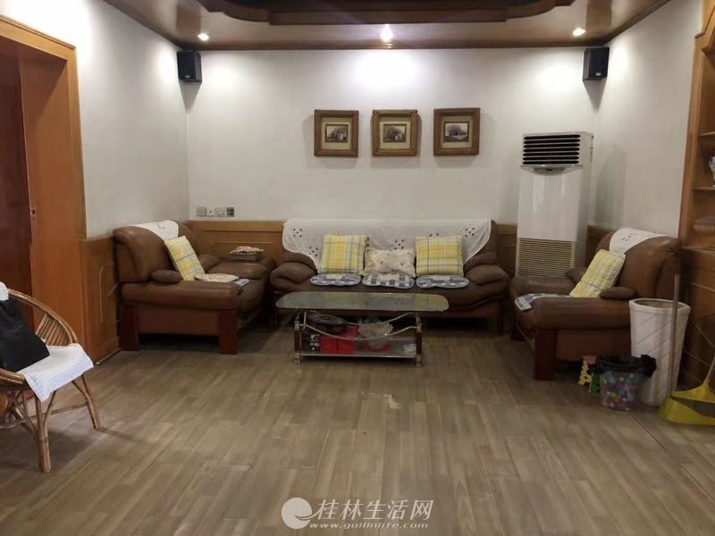 A �л�Сѧѧ���� �ƽ�3¥ ��װ3��2�� ��130��