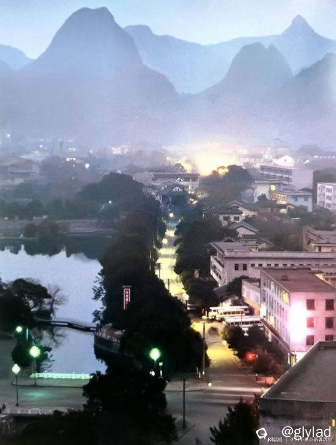80年代初期的桂林，站在漓江饭店眺望桂林，夜幕降临之际，可以观赏到桂林的暮色之美 ... ...
