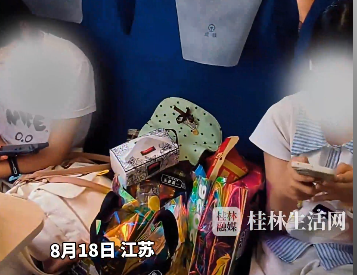 俩小姑娘买3张票中间座位放零食，无座女子想借座被拒叫来乘务员，乘务员:她们买的座位就是她们的和我说没用