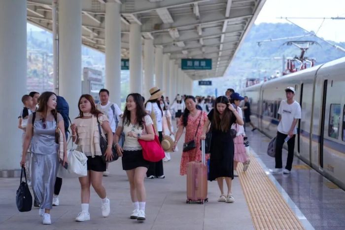 图为：8月17日上午，旅客乘坐桂林北至阳朔的始发动车抵达阳朔站。（郑长贤 摄）.jpg