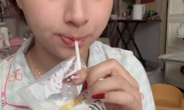 北方女子买广西的牛奶，剪开袋子再插吸管的操作看懵广西网友！广西人：我们都是直接“duo”进去