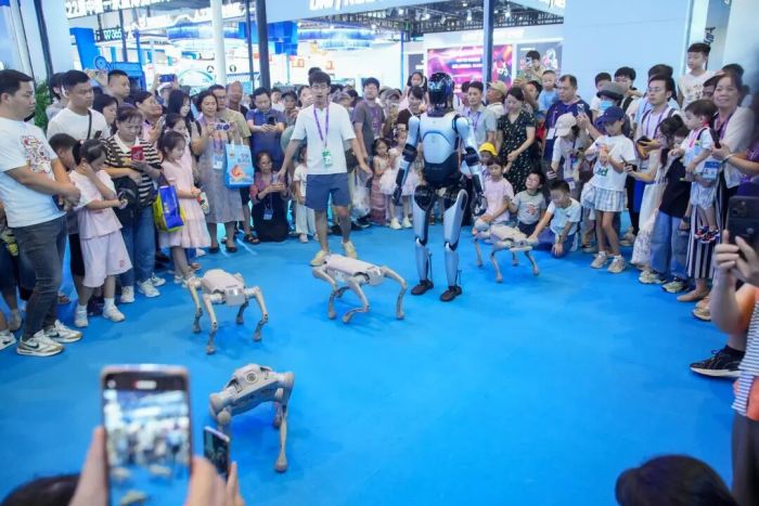 图为机器狗、机器人引人围观。<a target='_blank' href='/'>中新社</a>记者 陈冠言 摄