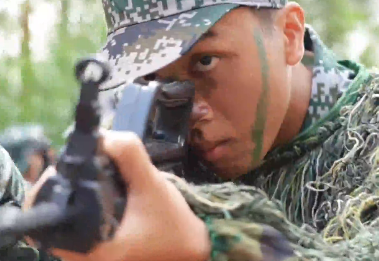 軍訓這一塊廣西果然權威！廣西一高校硬核軍訓，現(xiàn)場硝煙彌漫堪比大片！網(wǎng)友：重生之我是廣西特種兵？
