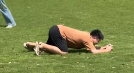 每张照片都有它背后的故事！在桂林偶遇一男生为了给朋友出片使出浑身解数！网友：没有拍不好的片，只有不努力的搭子