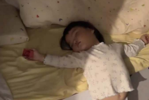 上半身睡觉下半身罚站！爸爸不让上床，犟种娃站床边睡。网友:不要让犟种屈服，她有她的傲气