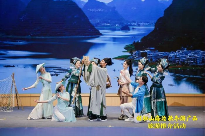 情景推介，带领观众跟着“徐霞客”一起秋冬游广西.jpg