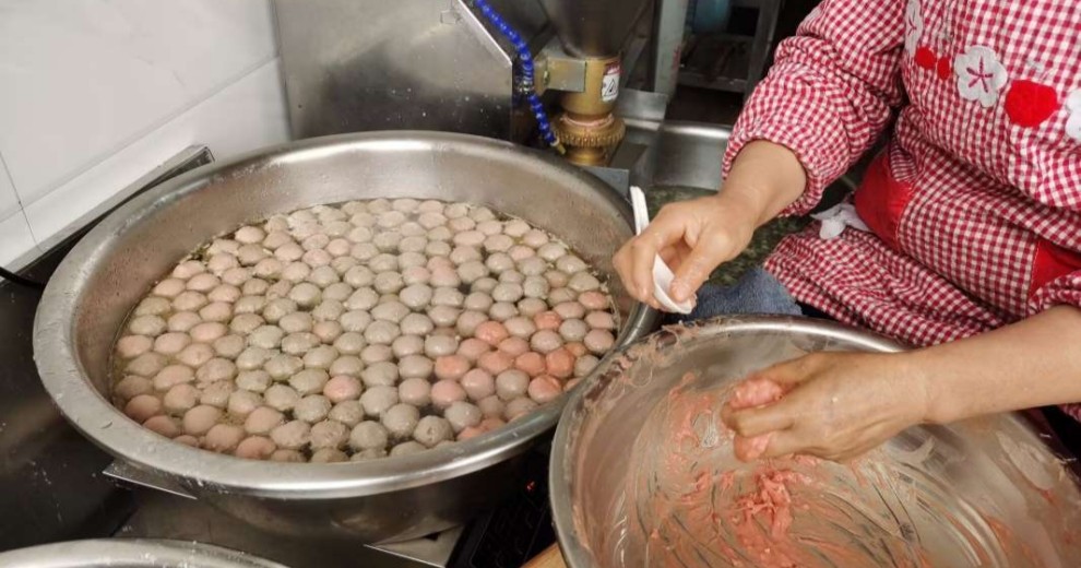 快過年了，魚丸，牛肉丸做起