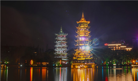 金馬踏春來，雙塔映輝煌