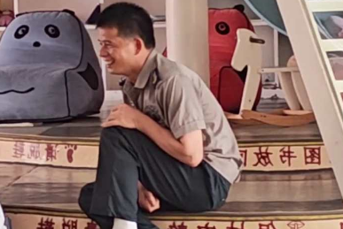 他在共鸣童真！幼儿园小朋友在上课，保安大叔在旁边笑得一脸慈爱！隔着屏幕都能看得出来他对孩子的喜爱