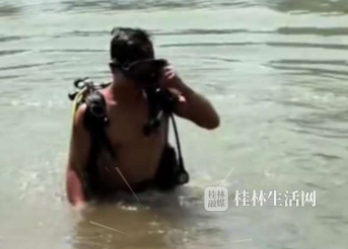 男子花1000元打捞手机，打捞员全副武装下水，没想到水深仅及腰！打捞员：干了一辈子，没被淹死，差点在水里摔死