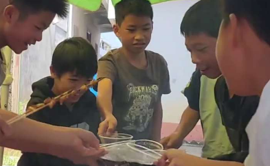 终于知道以前大人为何会笑着看我们闹了！广西一群小孩哥烧烤聚会豪气碰杯，仿若多年未见！网友：越长大越羡慕这样的时光