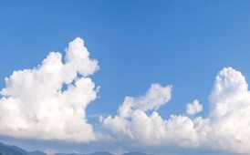 云的遐想：流動的哲思與心靈的棲居