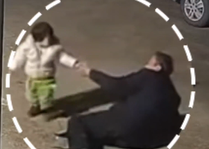 老人脚下失稳重重摔倒在地，1岁5个月宝宝连滚带爬赶到爷爷身边，&ldquo;幸好孩子出来家人才及时发现&rdquo;