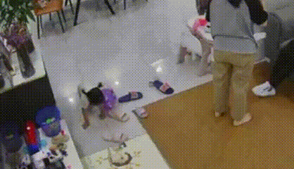 气球抱在身上突然爆燃，女童汗毛和头发被烧焦，妈妈后怕：买的时候没问充的什么气