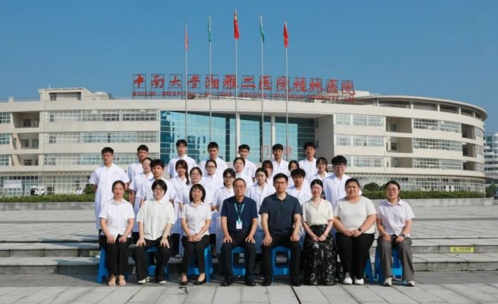 含刘院的合影1.jpg