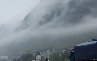 &ldquo;人在畫中游&rdquo;具象化了！游客在廣西偶遇煙雨天氣！老表：美嘛，回南天換的