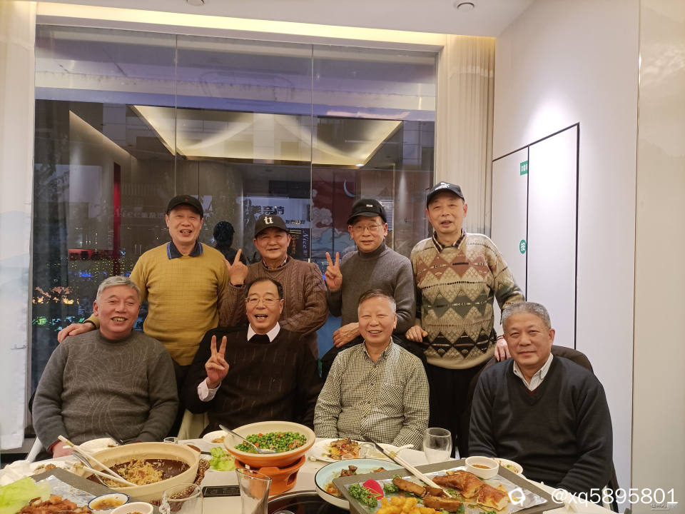 前排右2为陈同学