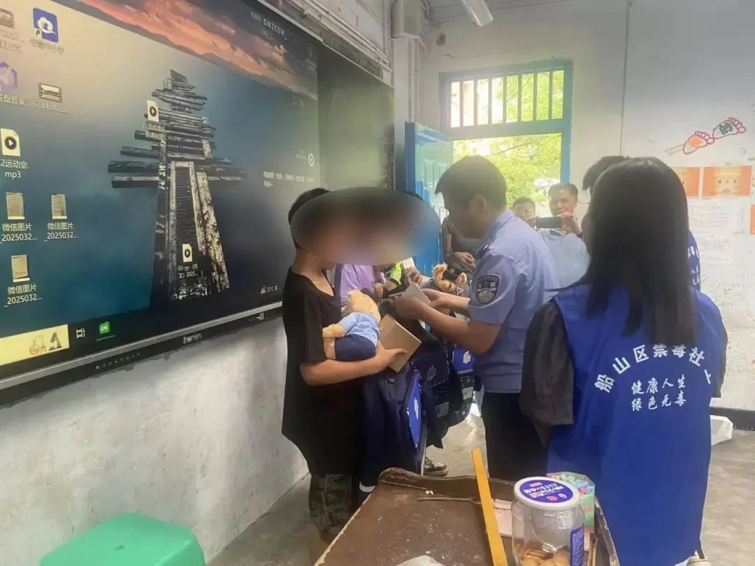 小孩哥稚笔手写“举报信”，民警：盖章回信，公开表扬！