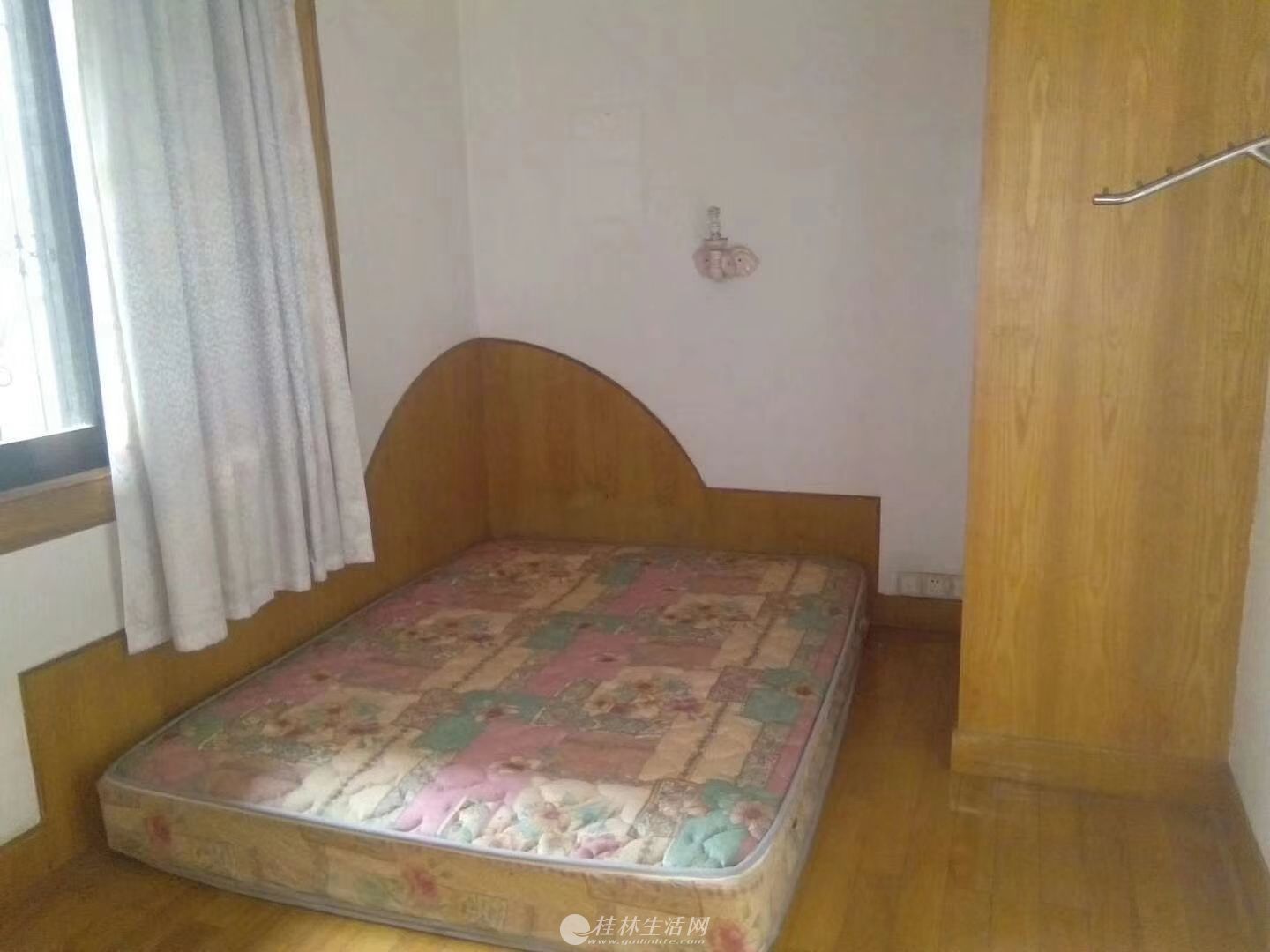 xq �����������ȺСѧѧ������վ���ᣬ����һ������¥��70ƽ��68��