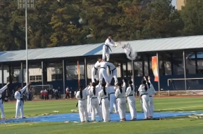 学生在校运会上展示跆拳道飞踢木板，网友：戚百草  就是现在！